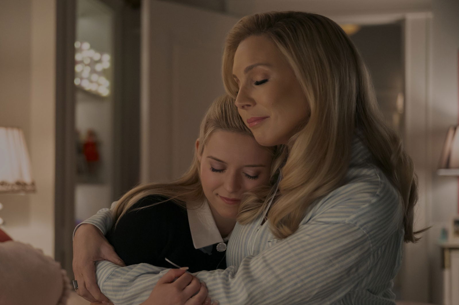 Lexi Minetree, June Diane Raphael in elle season 1