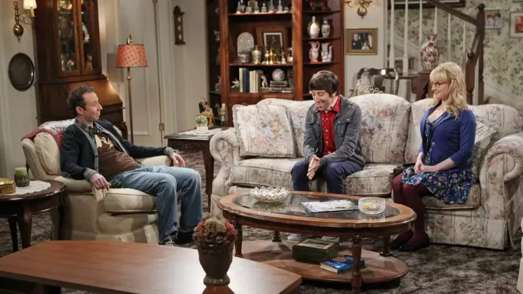 Kevin Sussman, Simon Helberg, and Melissa Rauch as Stuart, Howard, and Bernadette in The Big Bang Theory
