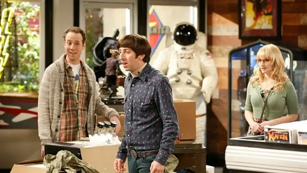Kevin Sussman, Simon Helberg, and Melissa Rauch as Stuart, Howard, and Bernadette in The Big Bang Theory
