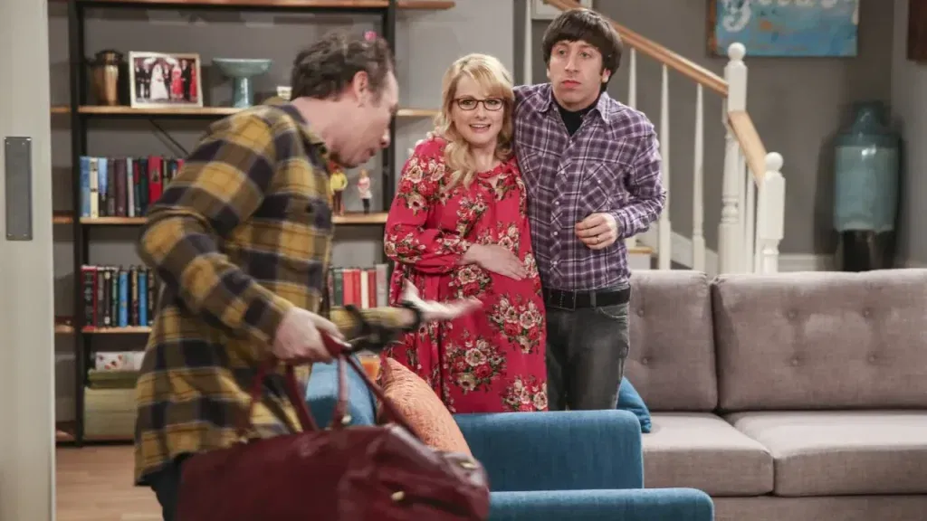 Kevin Sussman, Simon Helberg, and Melissa Rauch as Stuart, Howard, and Bernadette in The Big Bang Theory