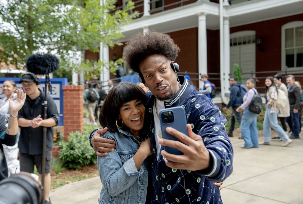 Regina Hall and Marlon Wayans on the set of Scary Movie from Paramount Pictures.