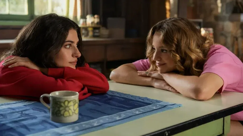 Ella Rubin as Annie Jacobson and Amélie Hoeferle as Ramona in Sterling Point