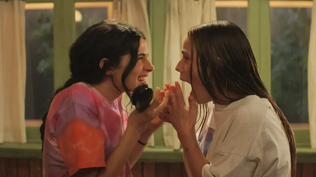Ella Rubin as Annie Jacobson and Amélie Hoeferle as Ramona in Sterling Point
