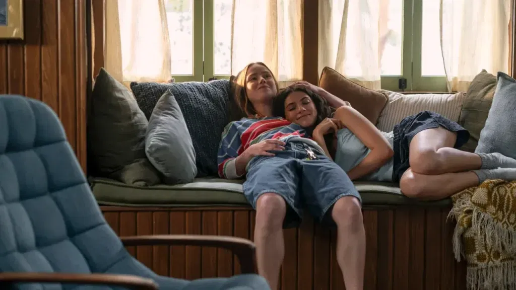 Ella Rubin as Annie Jacobson and Amélie Hoeferle as Ramona in Sterling Point