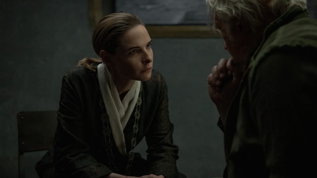 Rebecca Ferguson and Tim Robbins 