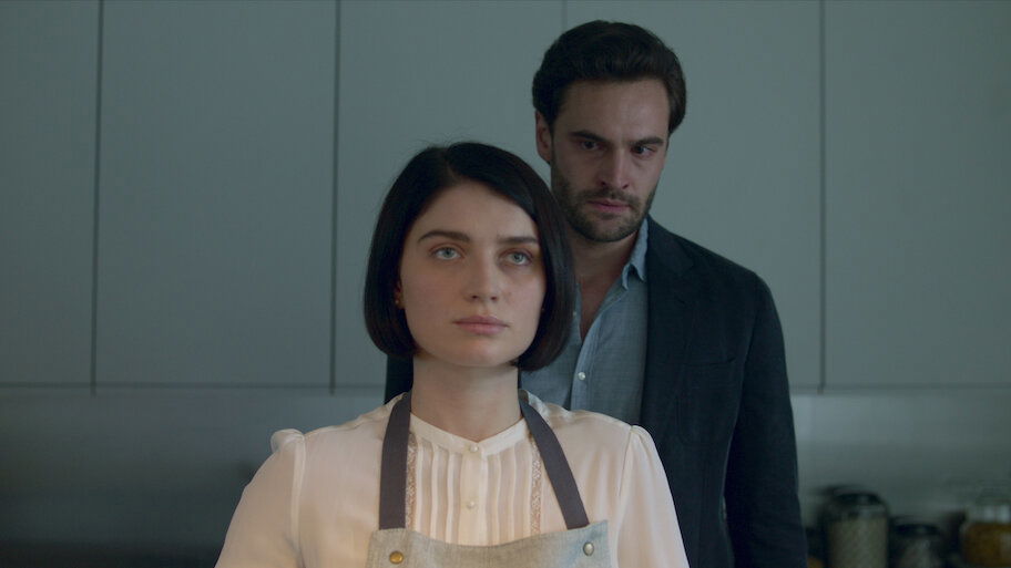 Tom Bateman and Eve Hewson in Behind Her Eyes 