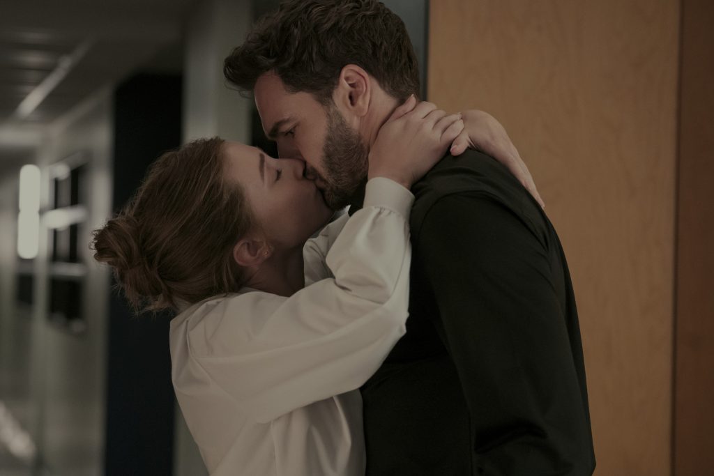 Olive (Lili Reinhart) and Adam (Tom Bateman) kissing in The Love Hypothesis