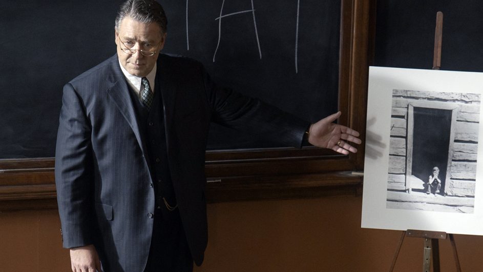 Russell Crowe in a classroom