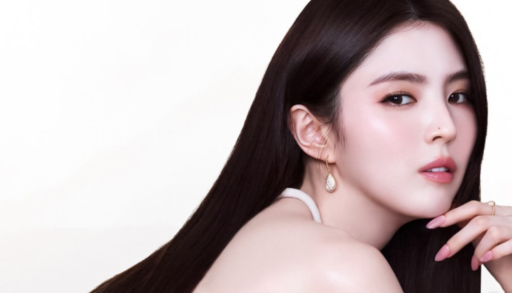 The image features South Korean actress and L'Oréal Paris global brand ambassador Han So-hee.